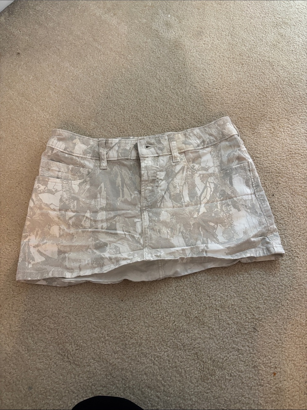 Hollister white patterned mini skirt